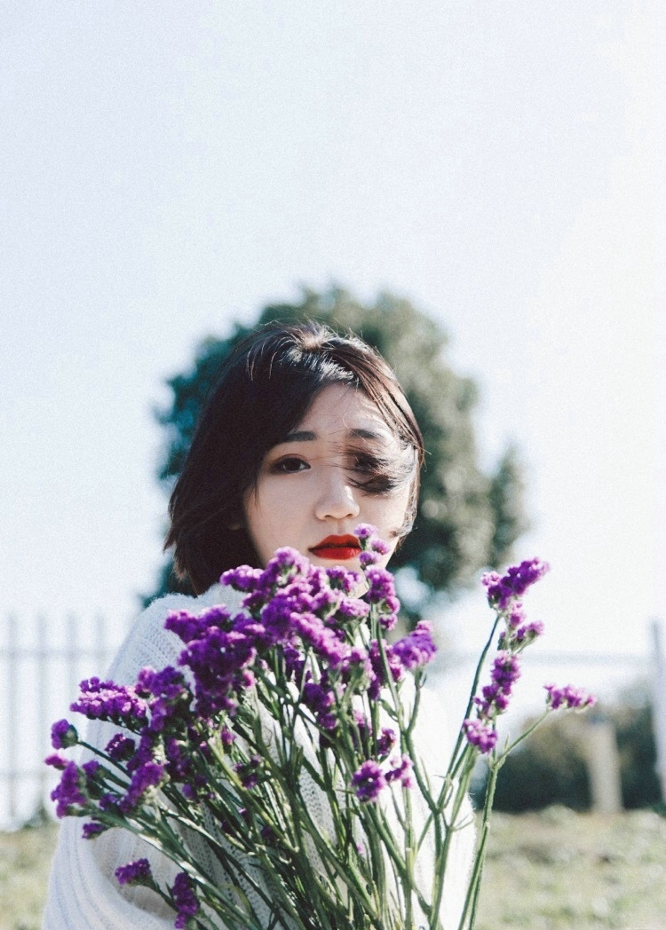 海岸边的红唇花束美女秀发飘扬