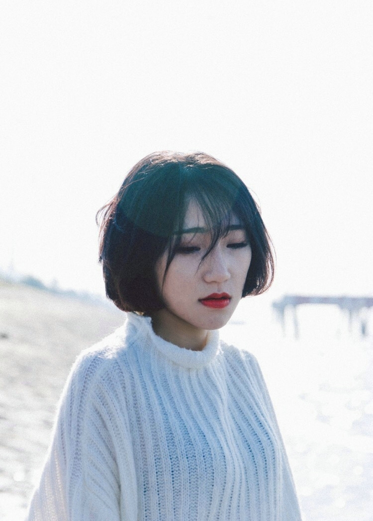 海岸边的红唇花束美女秀发飘扬