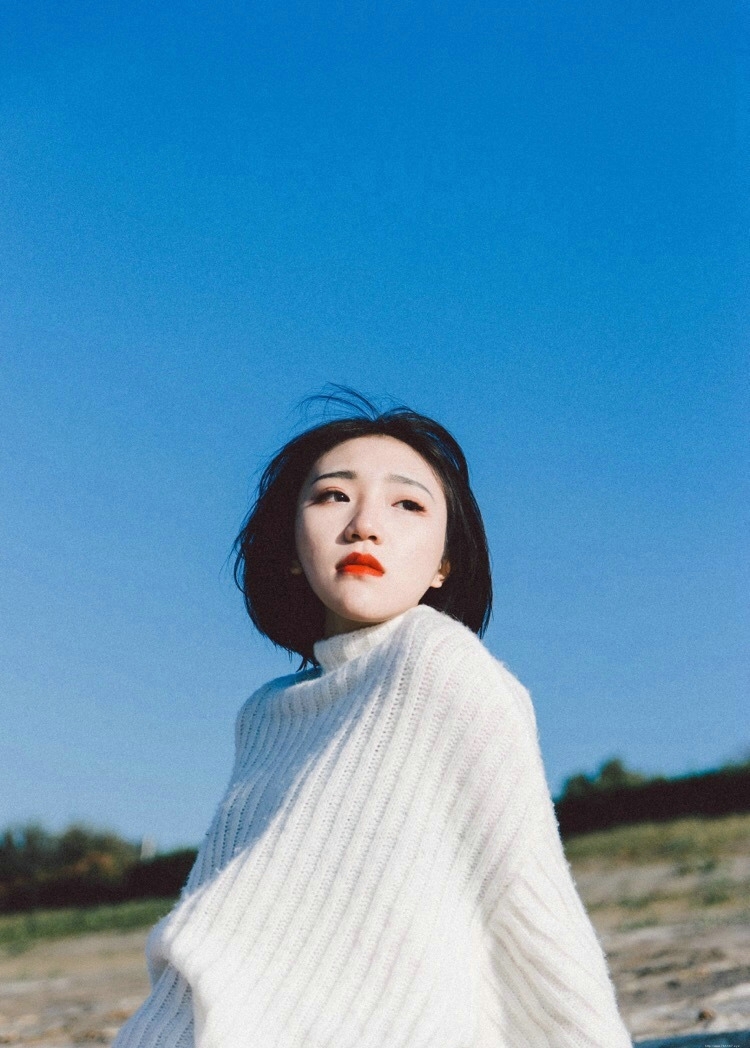 海岸边的红唇花束美女秀发飘扬