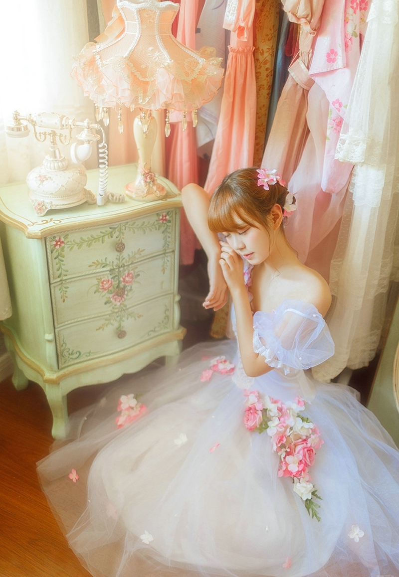 阳光私房内的白纱少女花朵般娇嫩