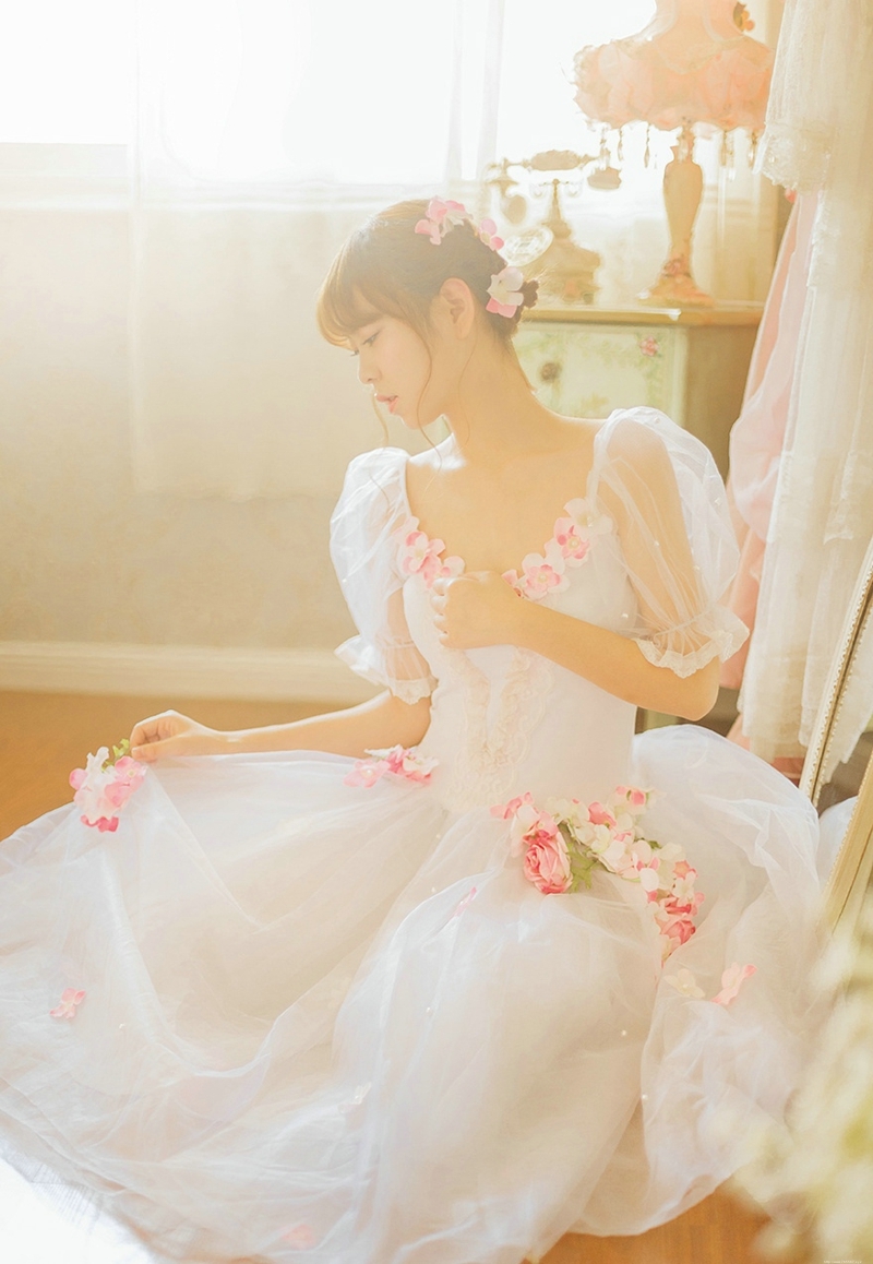 阳光私房内的白纱少女花朵般娇嫩
