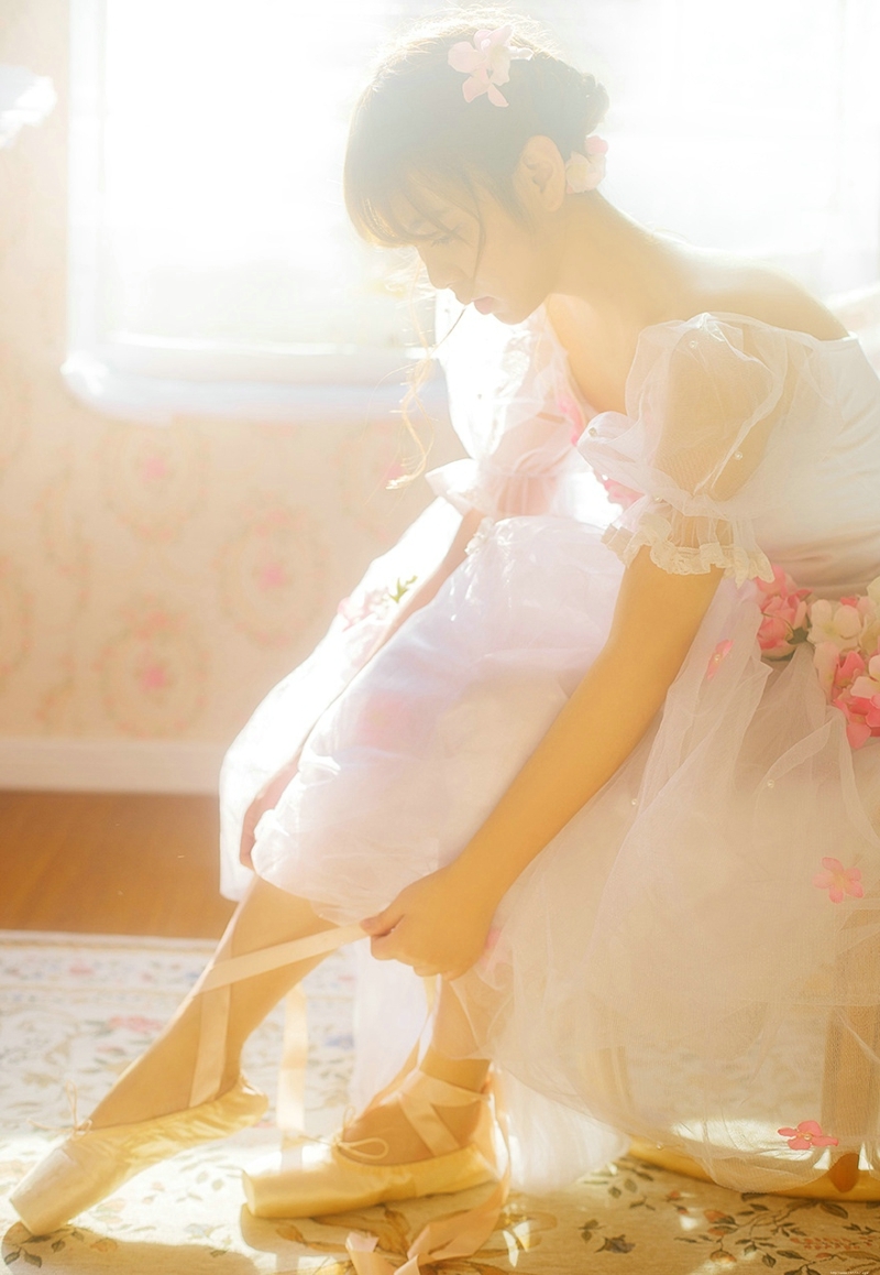 阳光私房内的白纱少女花朵般娇嫩