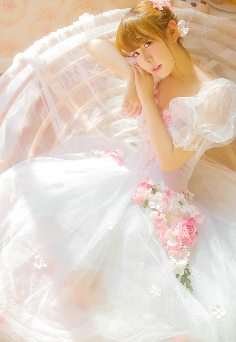 阳光私房内的白纱少女花朵般娇嫩