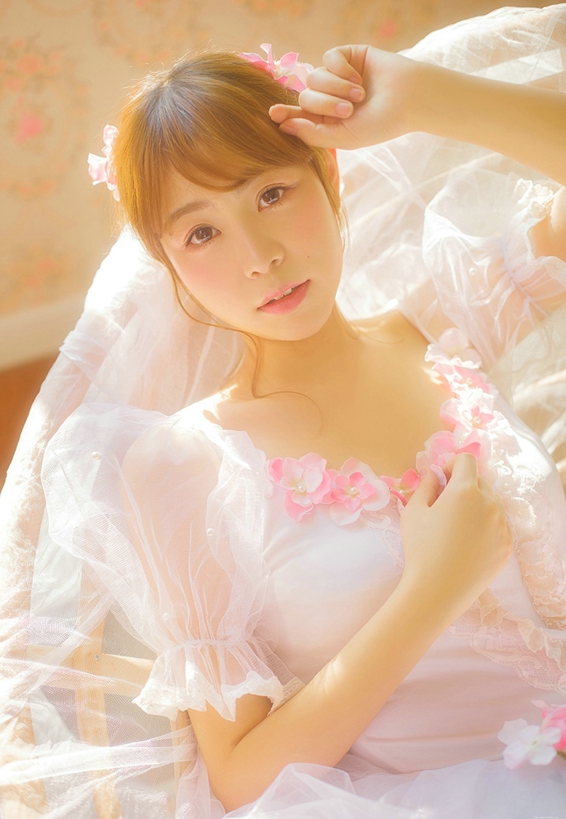 阳光私房内的白纱少女花朵般娇嫩
