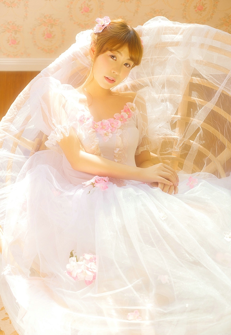 阳光私房内的白纱少女花朵般娇嫩