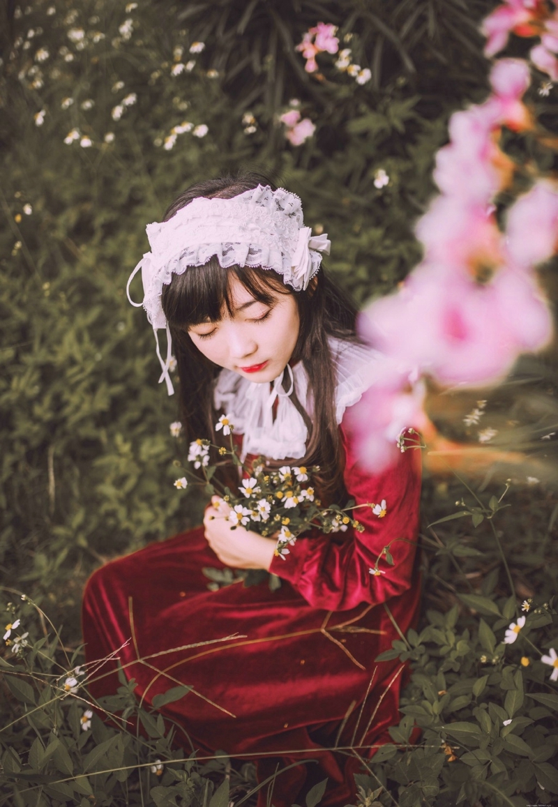 郊外动人少女鲜艳娇美可人写真