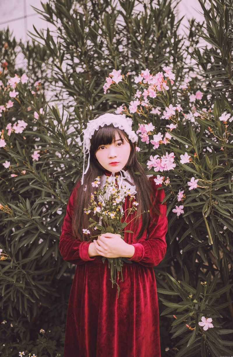 郊外动人少女鲜艳娇美可人写真