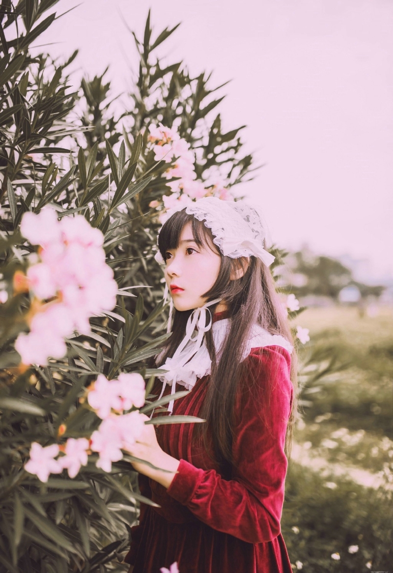 郊外动人少女鲜艳娇美可人写真