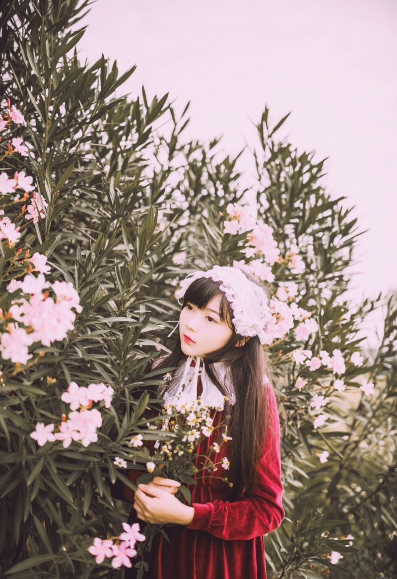 郊外动人少女鲜艳娇美可人写真