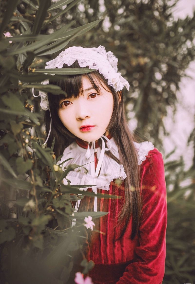 郊外动人少女鲜艳娇美可人写真