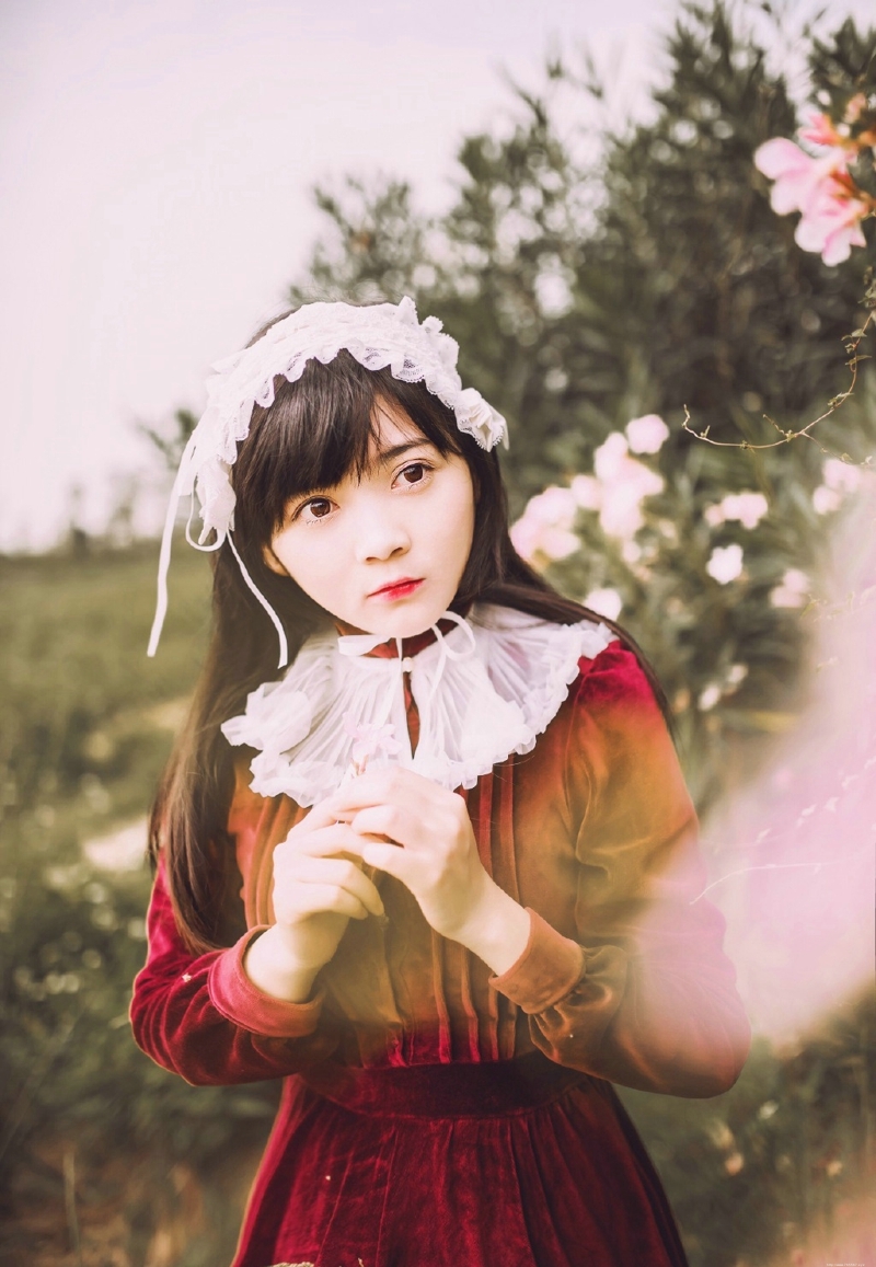 郊外动人少女鲜艳娇美可人写真