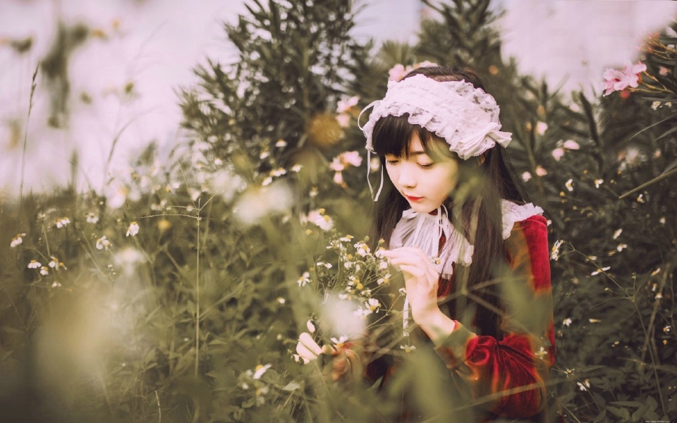 郊外动人少女鲜艳娇美可人写真