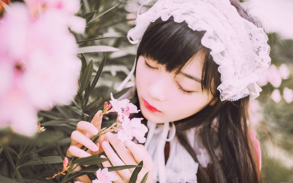 郊外动人少女鲜艳娇美可人写真