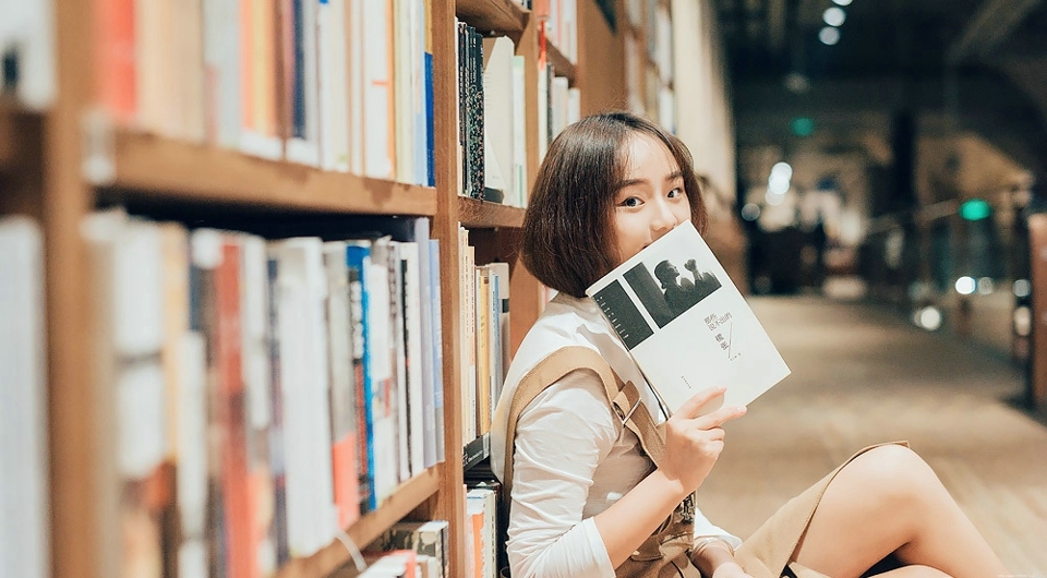 图书馆内的背带裤短发文艺少女恬静怡人