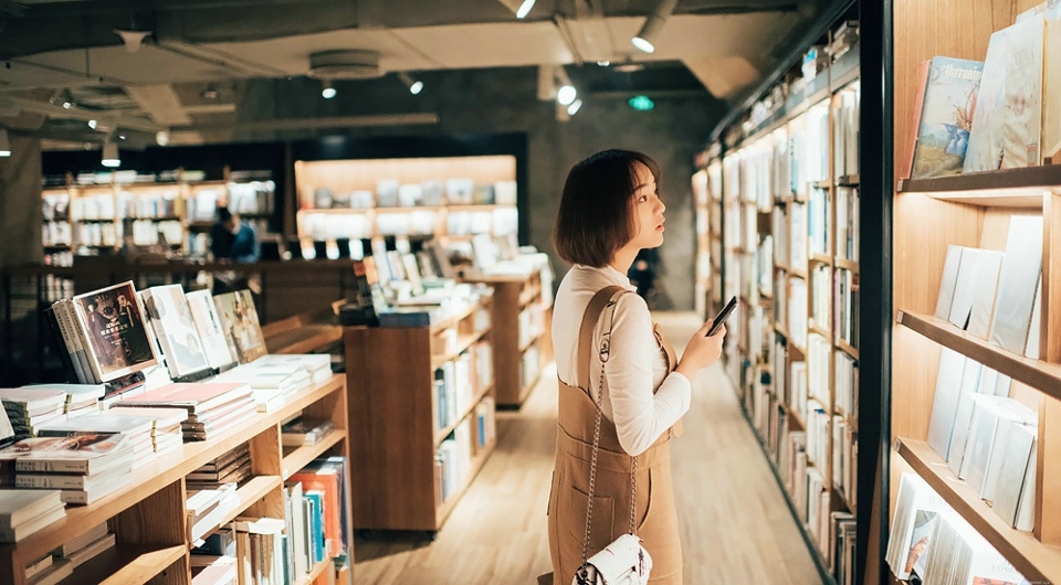 图书馆内的背带裤短发文艺少女恬静怡人