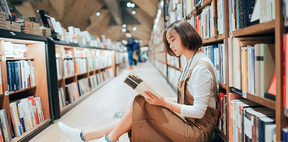 图书馆内的背带裤短发文艺少女恬静怡人