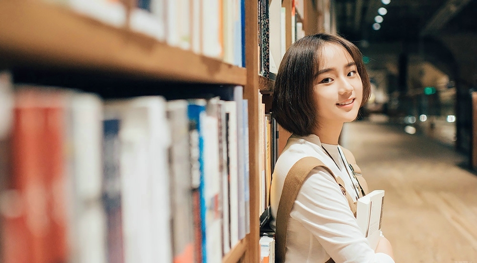 图书馆内的背带裤短发文艺少女恬静怡人
