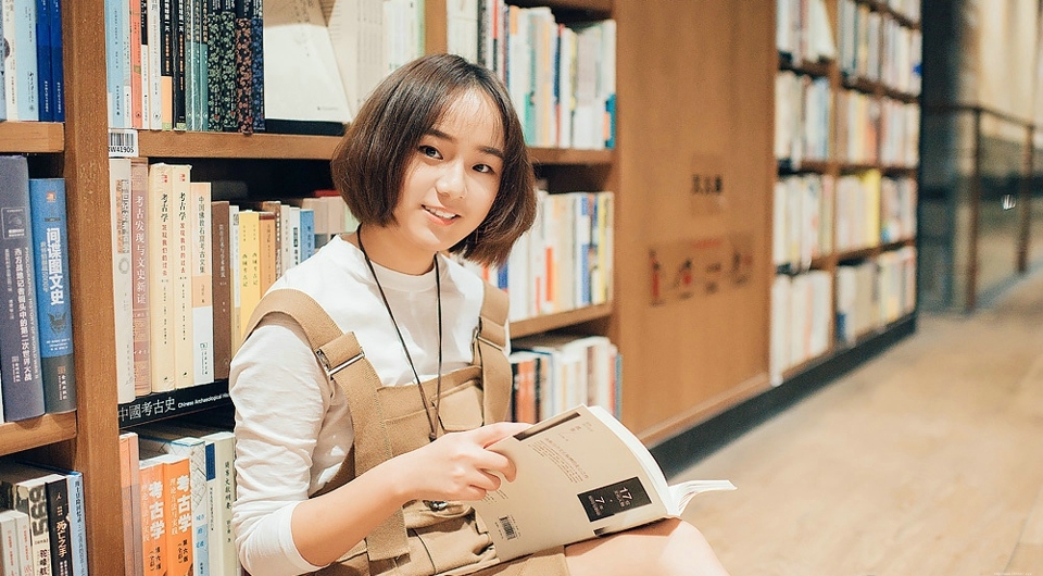 图书馆内的背带裤短发文艺少女恬静怡人