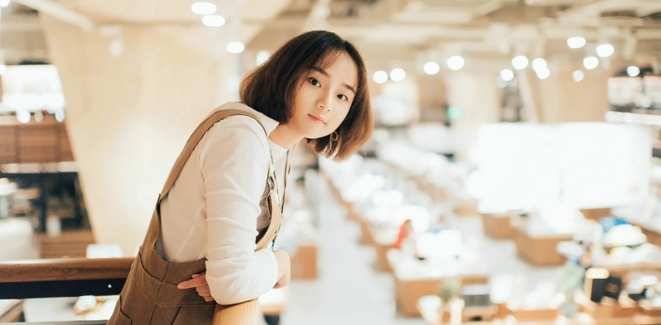 图书馆内的背带裤短发文艺少女恬静怡人