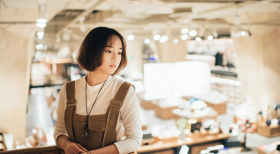 图书馆内的背带裤短发文艺少女恬静怡人