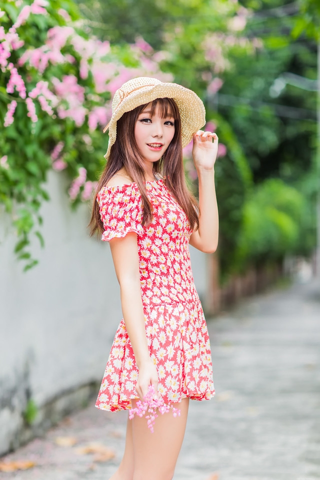 夏末美女一字肩碎花裙户外旅拍清新脱俗