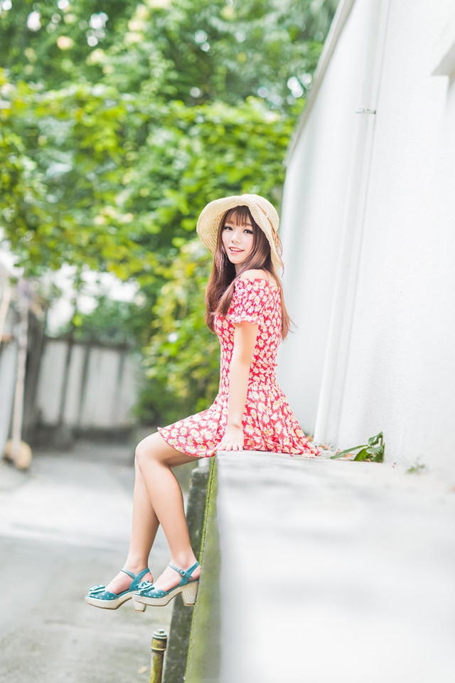 夏末美女一字肩碎花裙户外旅拍清新脱俗