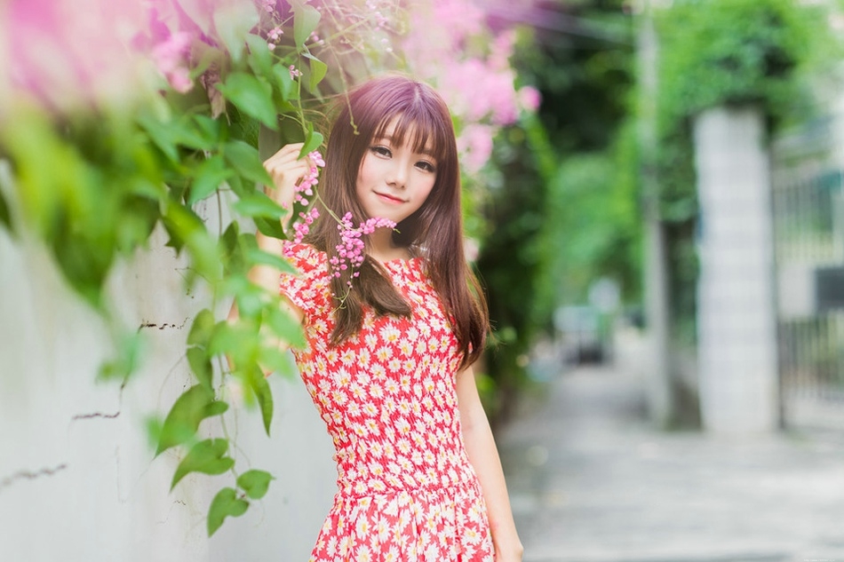 夏末美女一字肩碎花裙户外旅拍清新脱俗