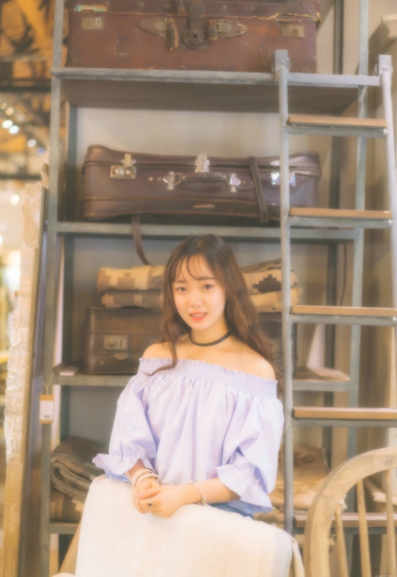 复古私房内的一字肩长发韩系妹子