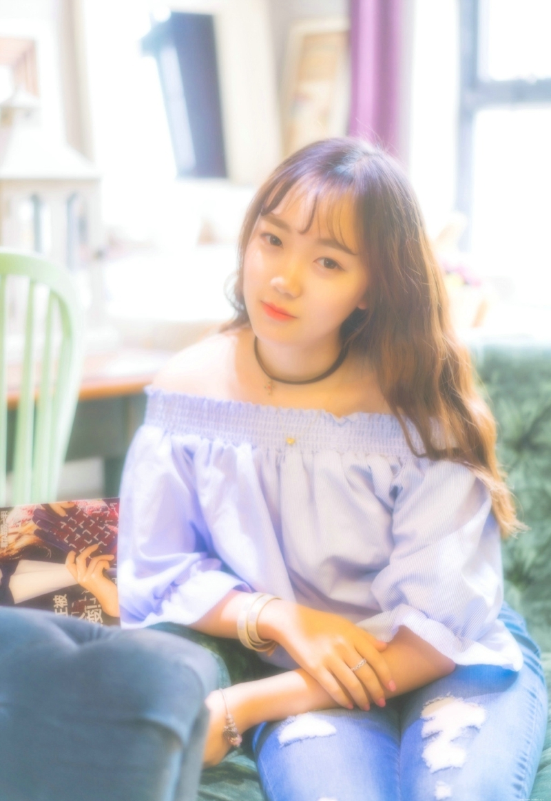 复古私房内的一字肩长发韩系妹子