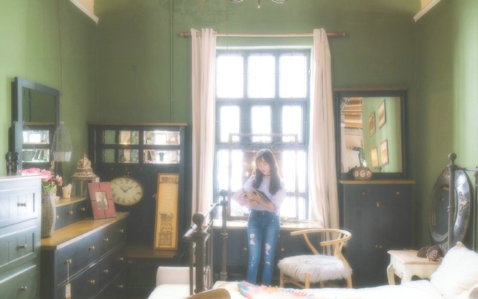 复古私房内的一字肩长发韩系妹子