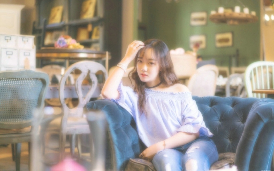 复古私房内的一字肩长发韩系妹子