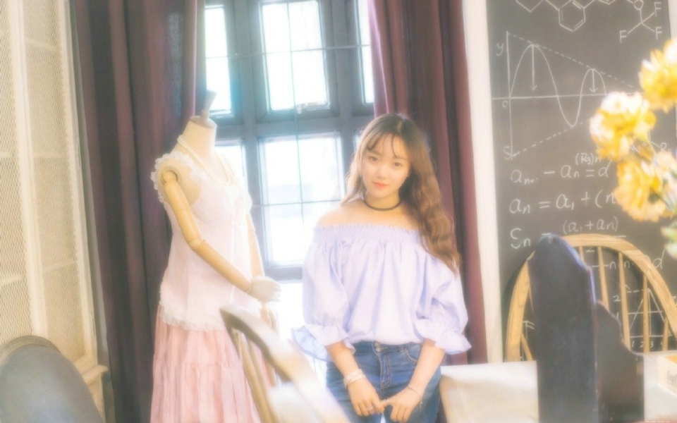 复古私房内的一字肩长发韩系妹子