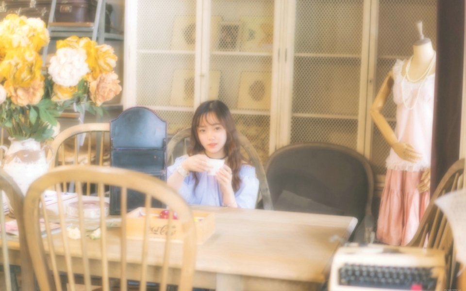 复古私房内的一字肩长发韩系妹子