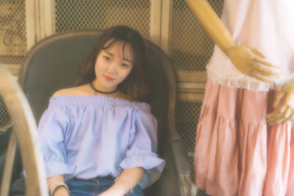 复古私房内的一字肩长发韩系妹子