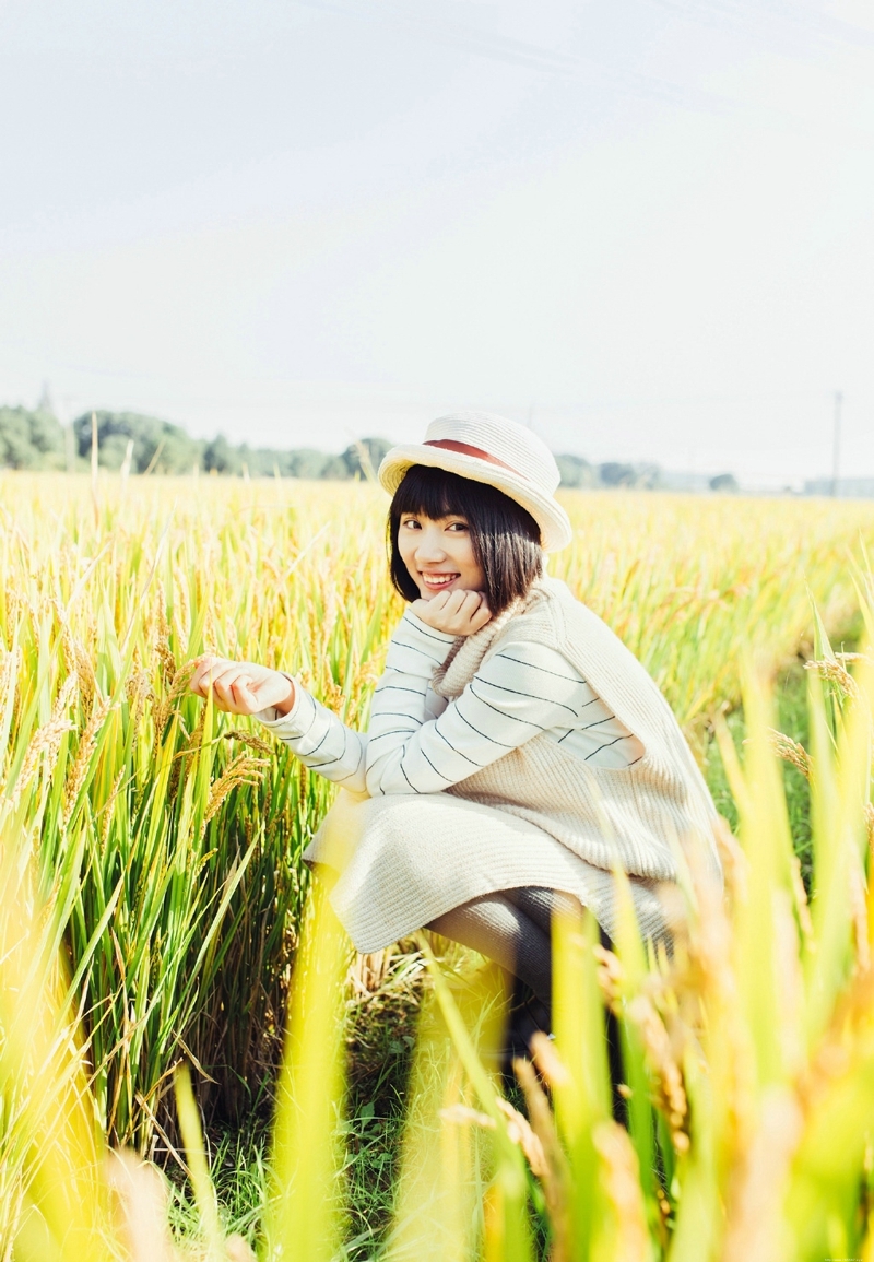 清新稻田内的短发草帽妹子笑容迷人