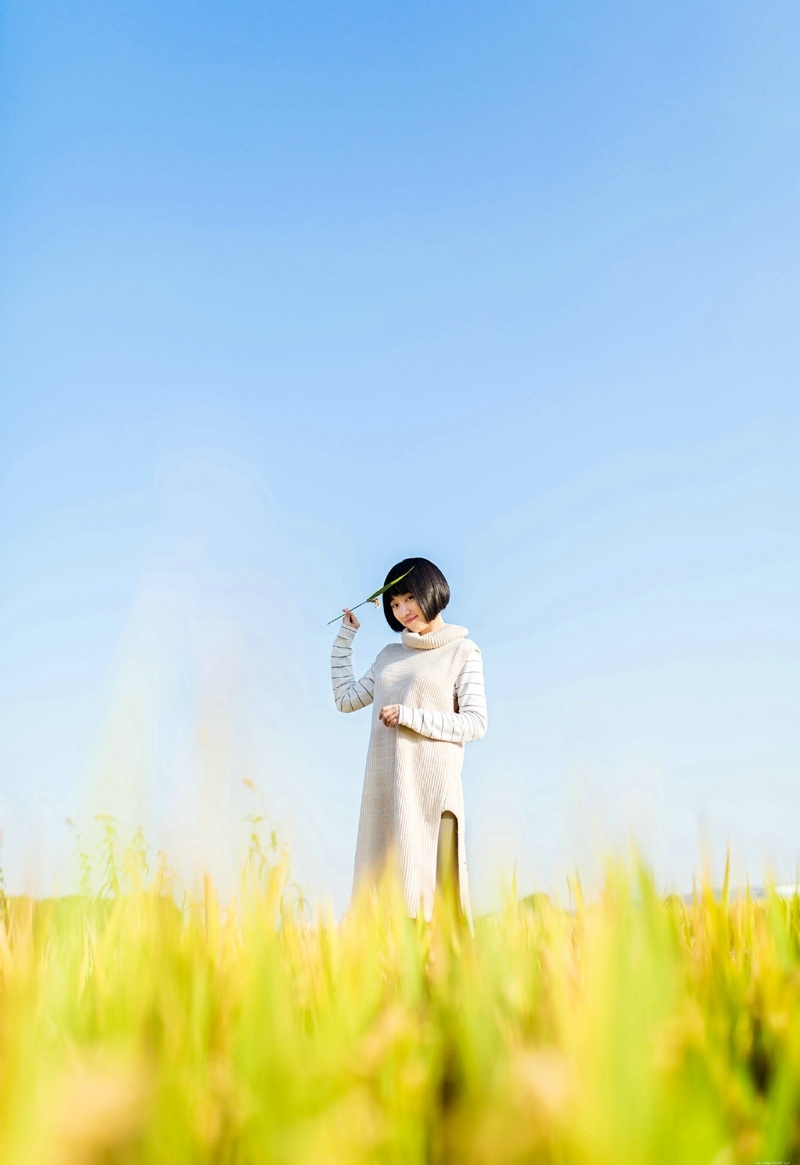 清新稻田内的短发草帽妹子笑容迷人