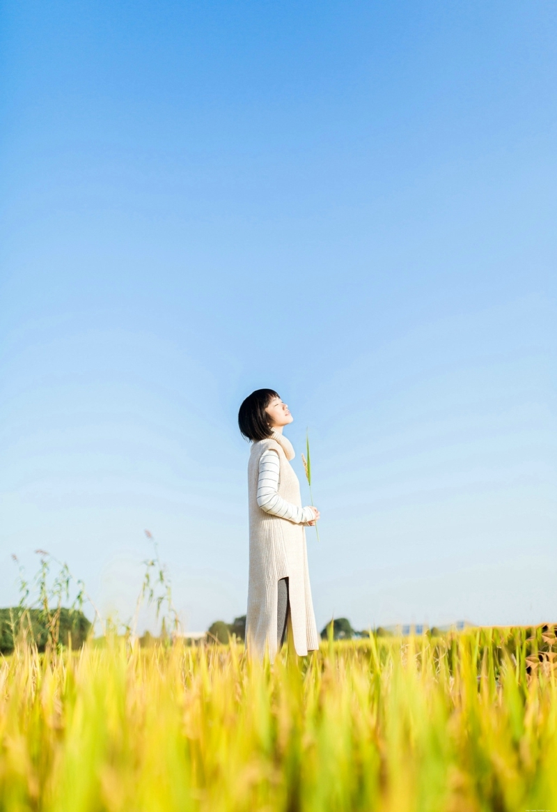 清新稻田内的短发草帽妹子笑容迷人
