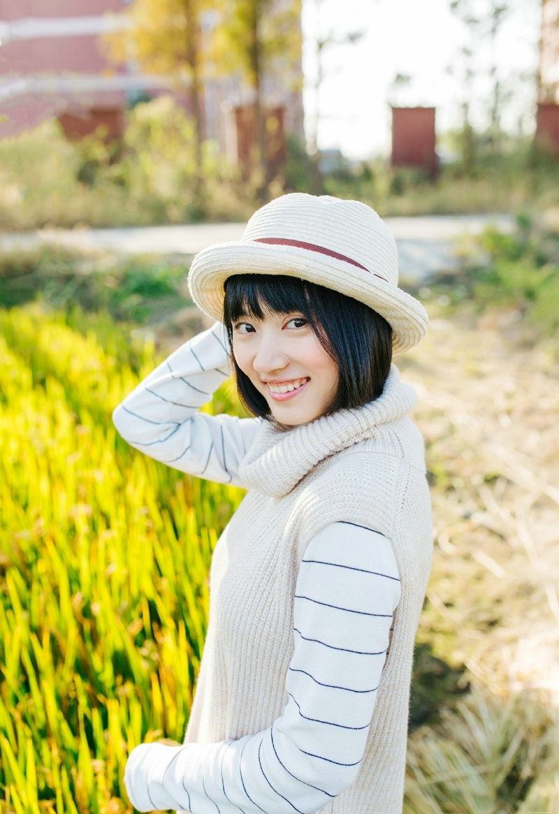 清新稻田内的短发草帽妹子笑容迷人