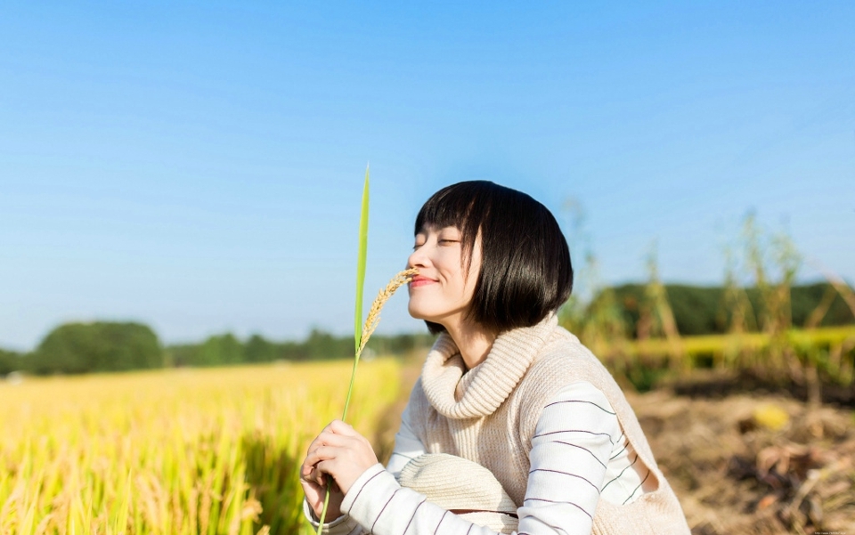 清新稻田内的短发草帽妹子笑容迷人