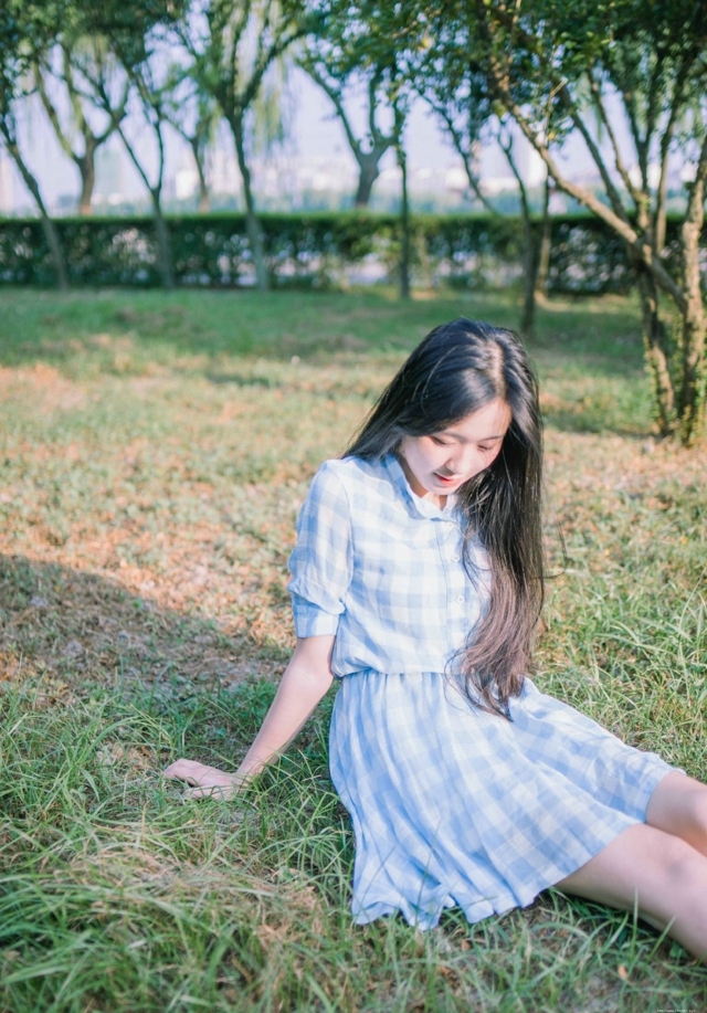 皮肤白皙清纯大眼美女户外甜美俏人写真