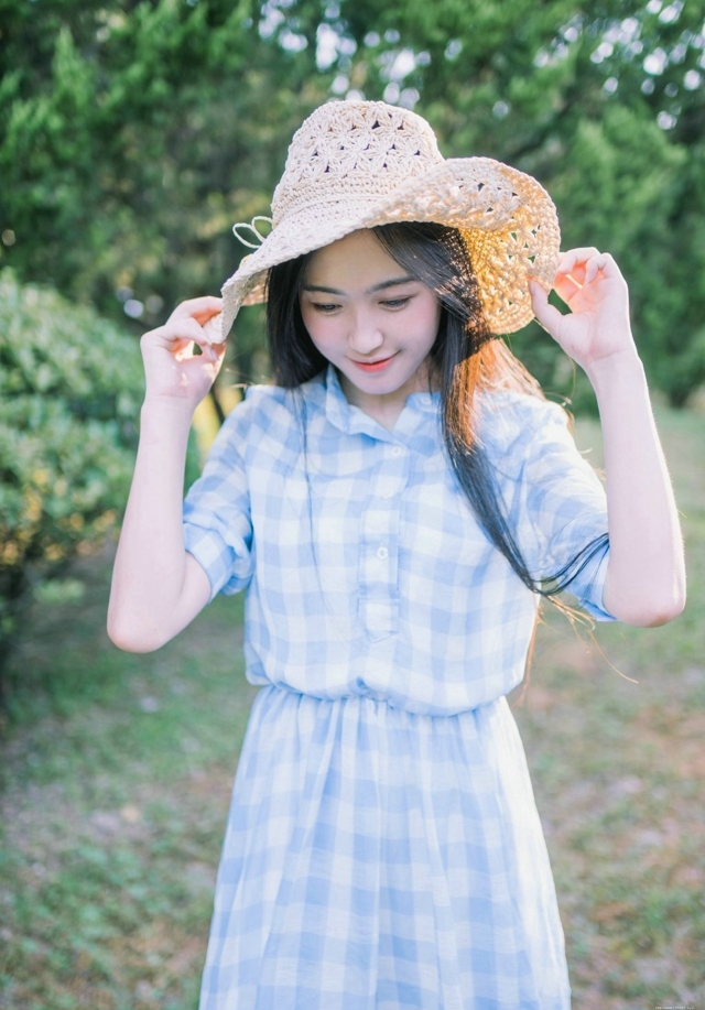 皮肤白皙清纯大眼美女户外甜美俏人写真