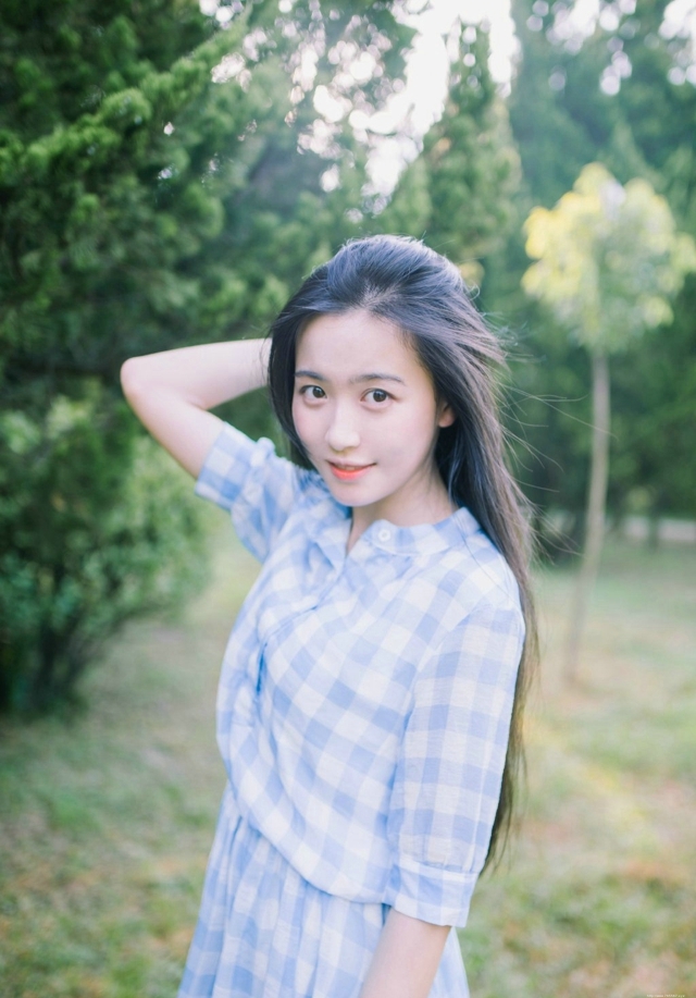 皮肤白皙清纯大眼美女户外甜美俏人写真