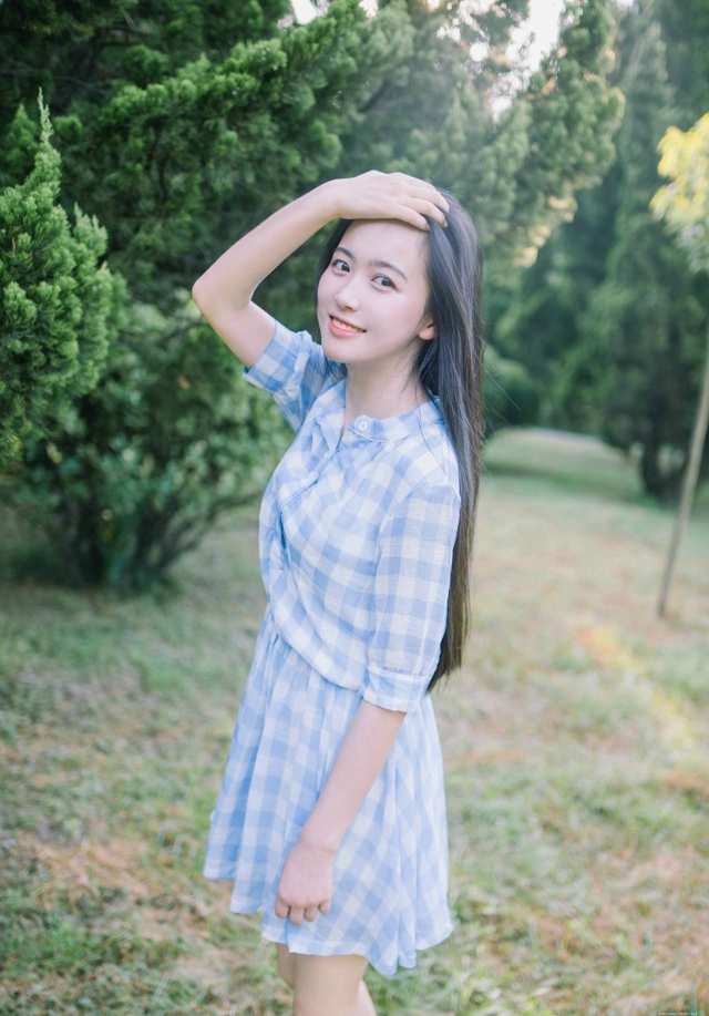 皮肤白皙清纯大眼美女户外甜美俏人写真