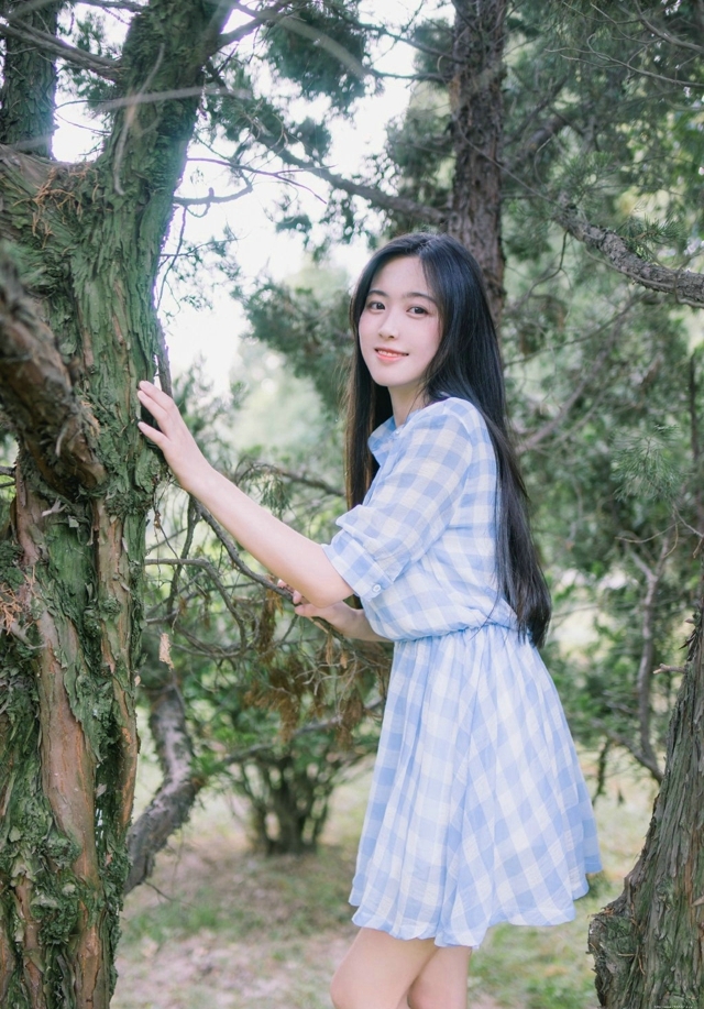 皮肤白皙清纯大眼美女户外甜美俏人写真