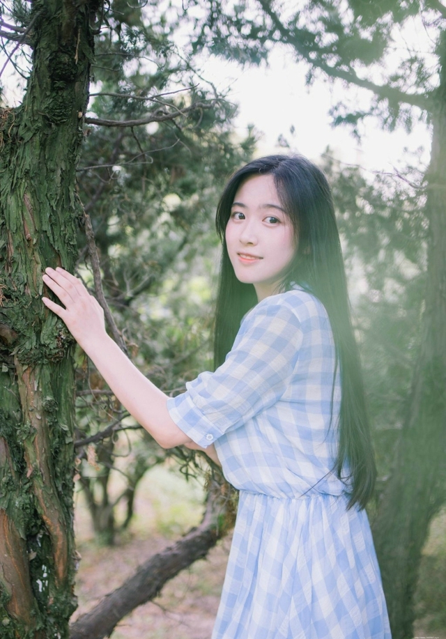 皮肤白皙清纯大眼美女户外甜美俏人写真