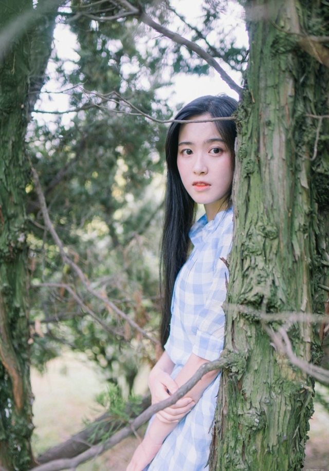 皮肤白皙清纯大眼美女户外甜美俏人写真