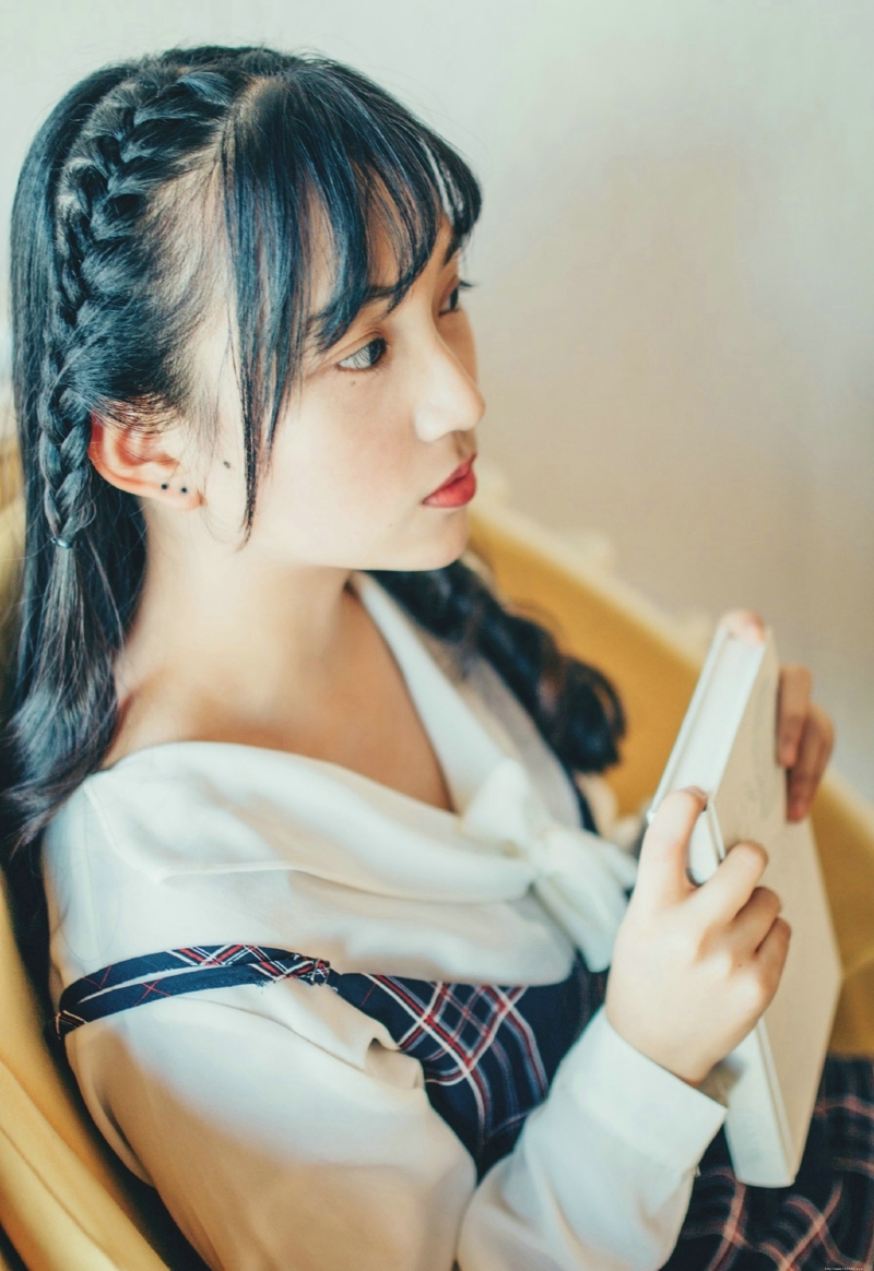 咖啡馆内的可爱嘟嘴少女甜美可人