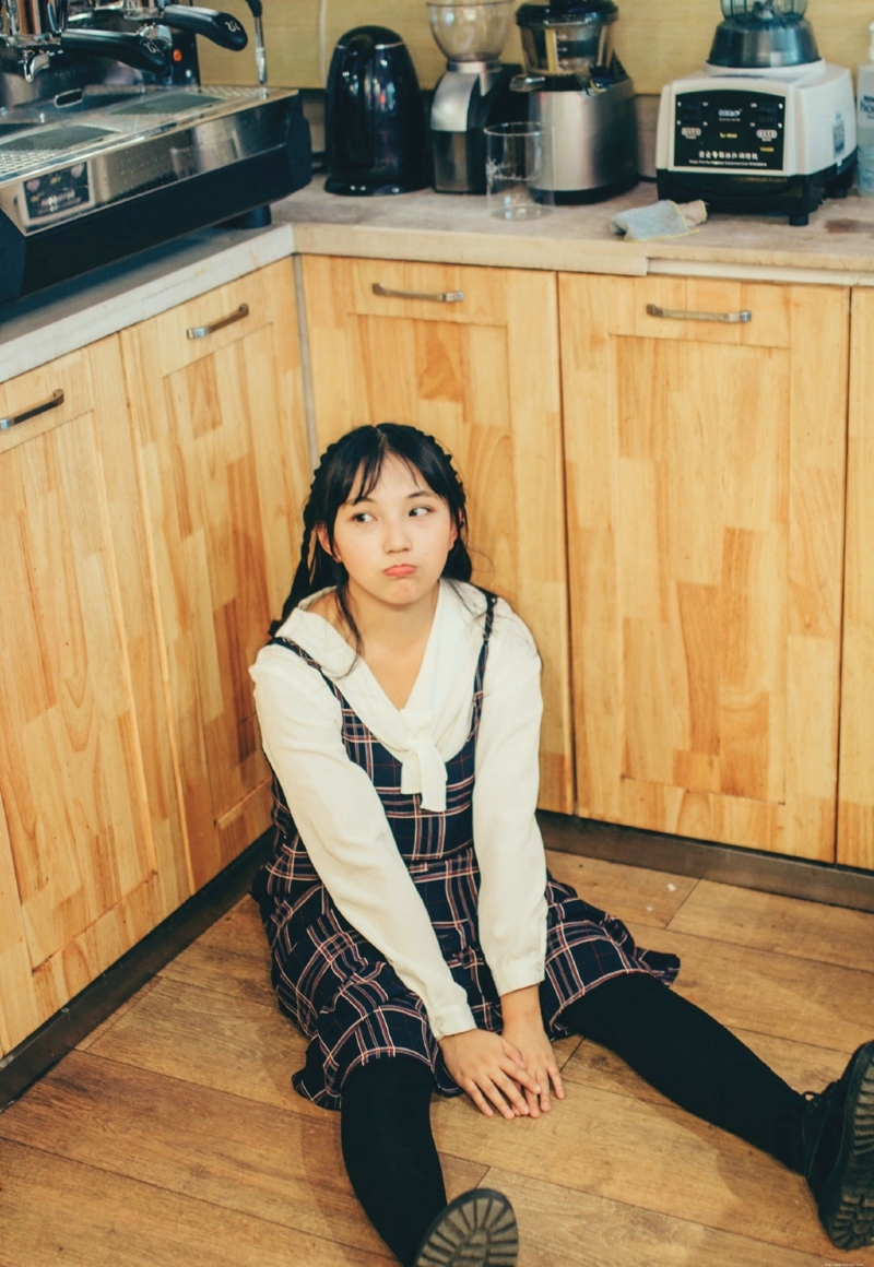 咖啡馆内的可爱嘟嘴少女甜美可人