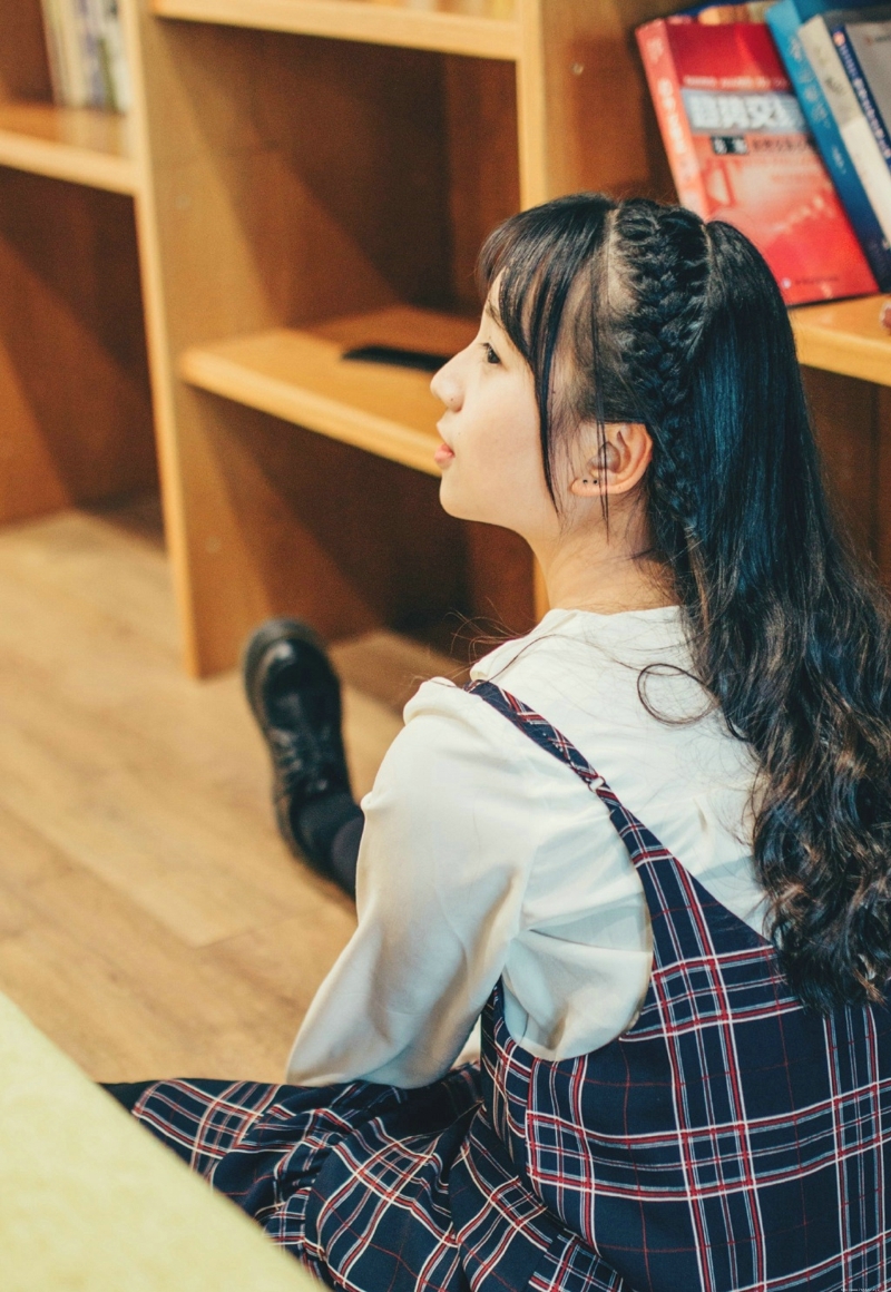 咖啡馆内的可爱嘟嘴少女甜美可人