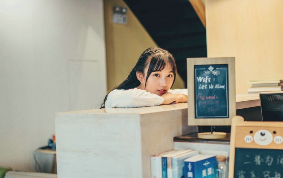 咖啡馆内的可爱嘟嘴少女甜美可人
